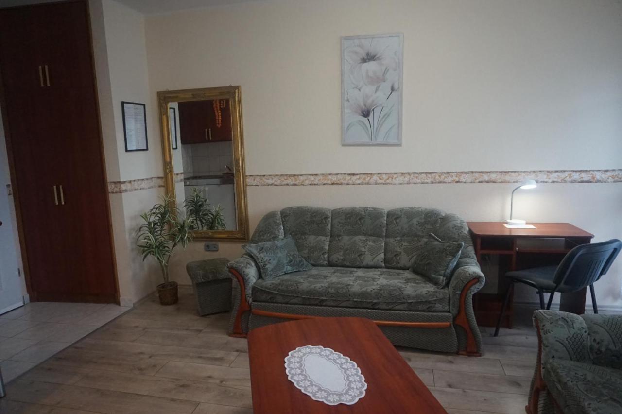 Hotel Ajka Uezlethaz Panzio Ajka Экстерьер фото