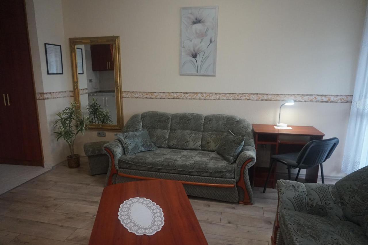Hotel Ajka Uezlethaz Panzio Ajka Экстерьер фото