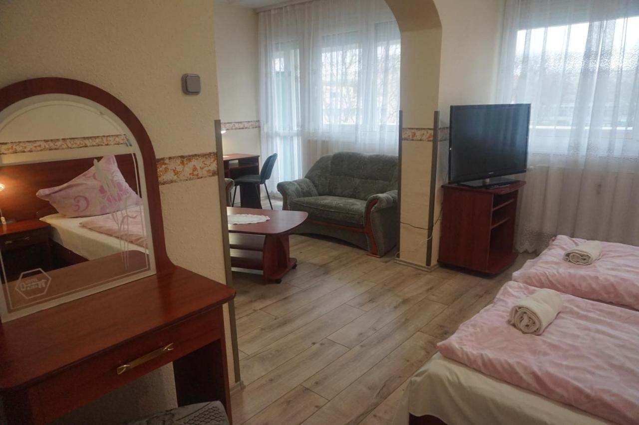 Hotel Ajka Uezlethaz Panzio Ajka Экстерьер фото