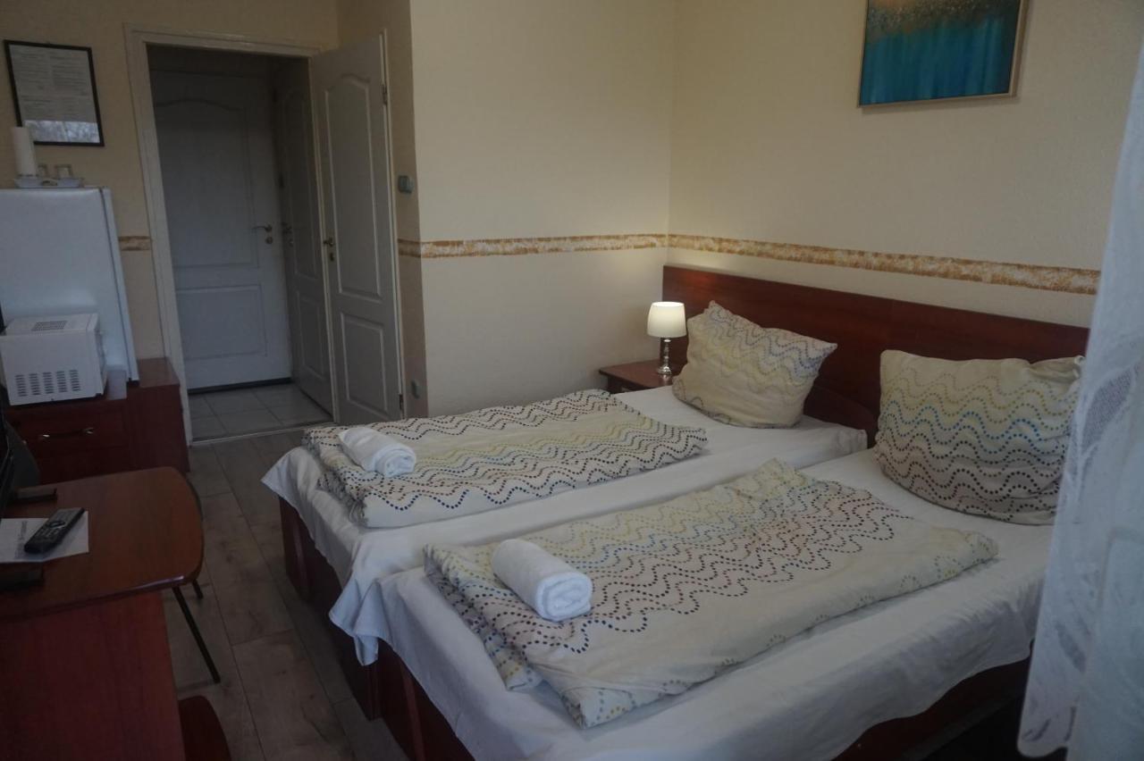 Hotel Ajka Uezlethaz Panzio Ajka Экстерьер фото