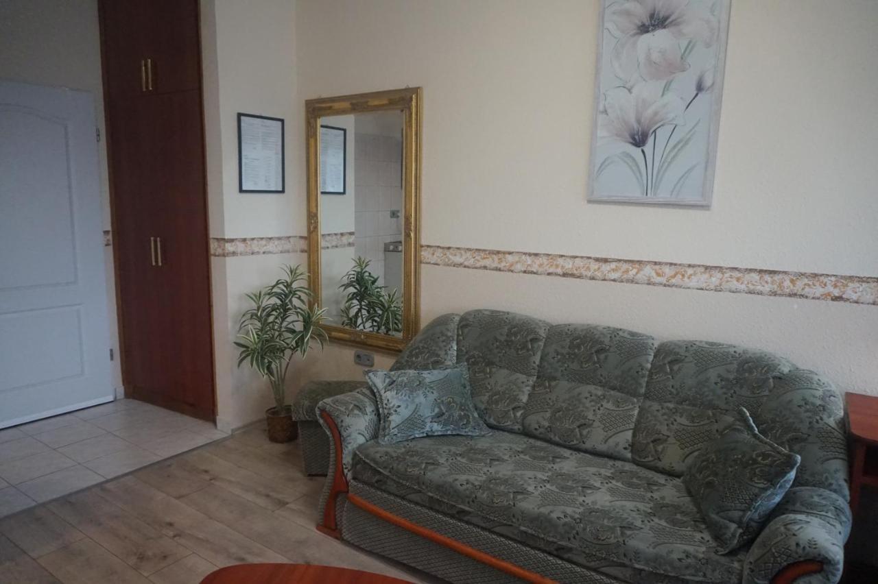 Hotel Ajka Uezlethaz Panzio Ajka Экстерьер фото