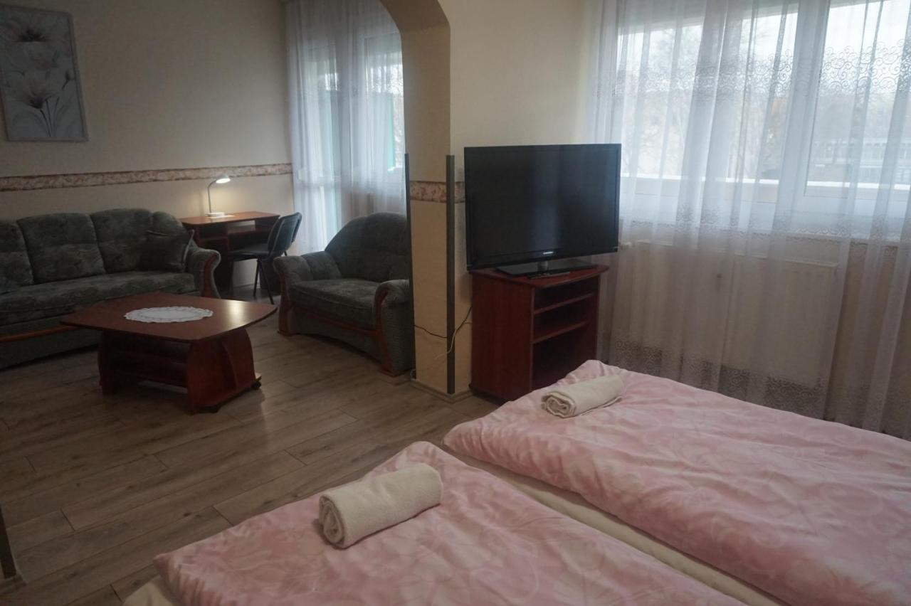 Hotel Ajka Uezlethaz Panzio Ajka Экстерьер фото