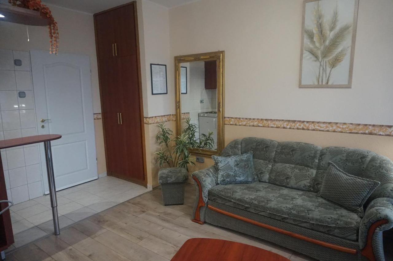 Hotel Ajka Uezlethaz Panzio Ajka Экстерьер фото