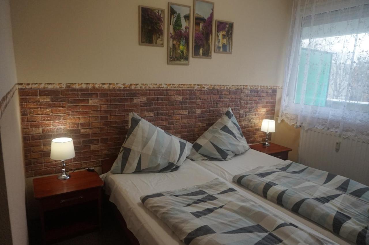 Hotel Ajka Uezlethaz Panzio Ajka Экстерьер фото