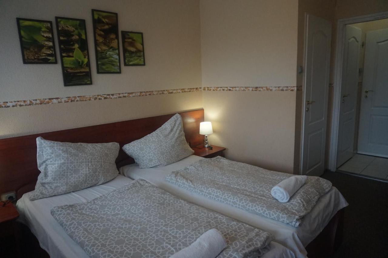 Hotel Ajka Uezlethaz Panzio Ajka Экстерьер фото