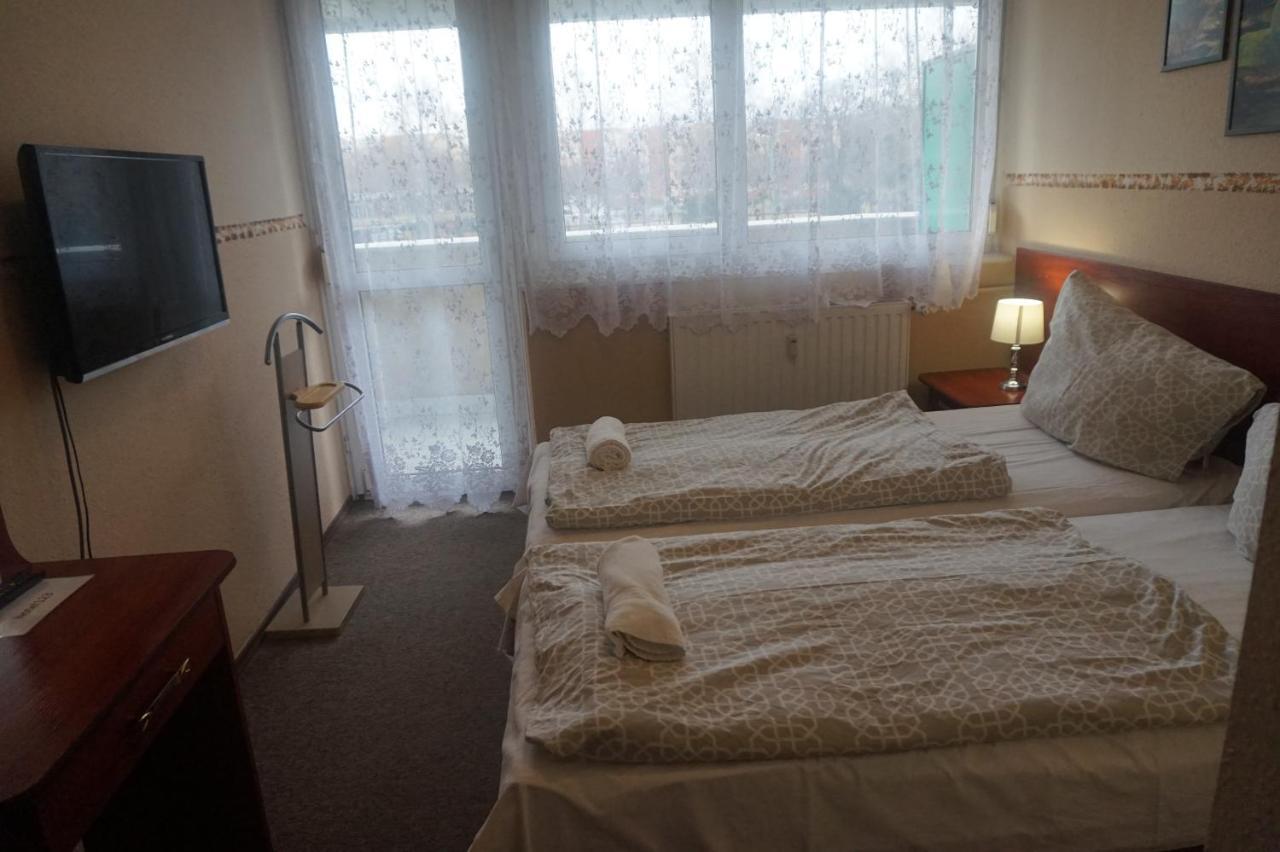 Hotel Ajka Uezlethaz Panzio Ajka Экстерьер фото