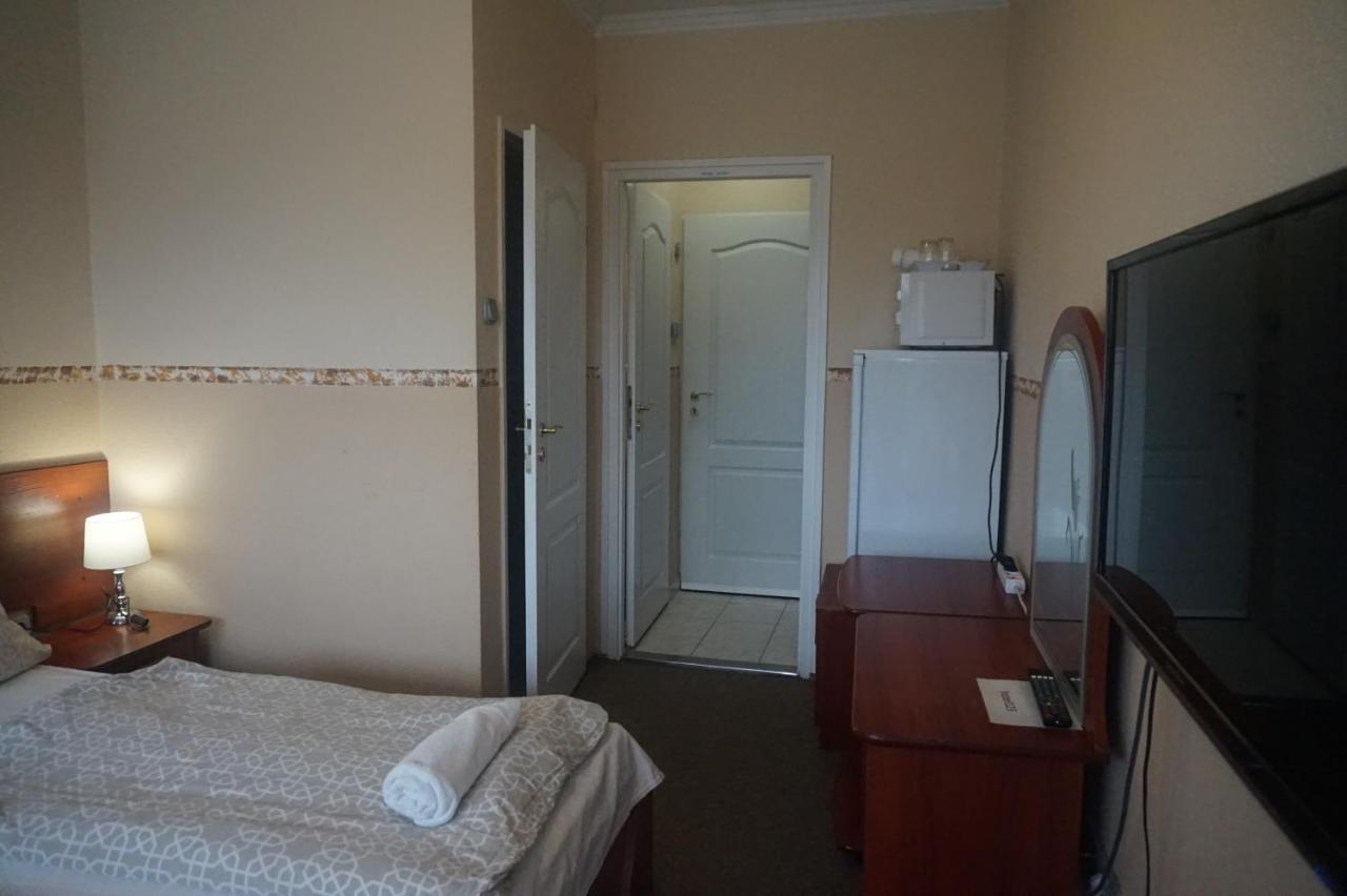 Hotel Ajka Uezlethaz Panzio Ajka Экстерьер фото