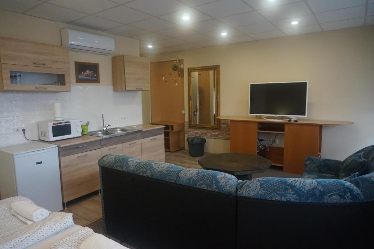 Hotel Ajka Uezlethaz Panzio Ajka Экстерьер фото